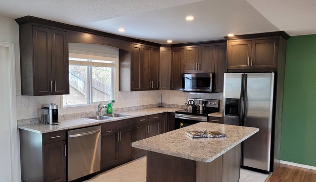 3 Bedroom(4 beds) Main Floor House With Large Yard and Patio.Family/Pet Friendly