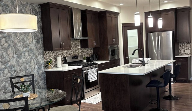 3-bedroom house in pleasant Calgary with cool AC for relaxing stays