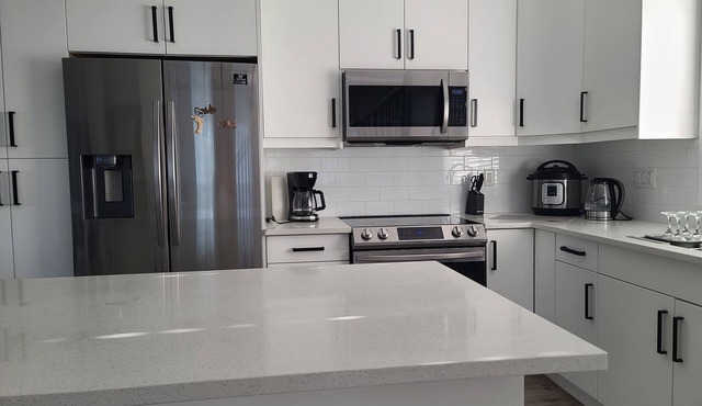 3 Bedroom. New, Modern & Cozy Townhouse – Perfect for Family Getaways!