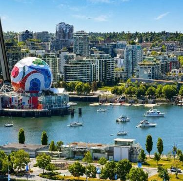 3-Bedrooms premium apartemnt with stunning 180 water, mountain and city view Pool Hot Tub and Gym Heart of Downtown Skytrain 3mins walk to NEARBY STADIUM