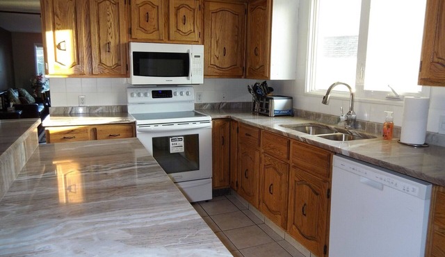 3 BRM 2 BA Cozy Home, Near Shopping, Close To Malls and Grey Nun Hospital