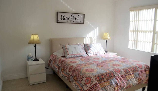 300D - Boca Retreat w/Pool, Parking, Near Evert Tennis & Shops