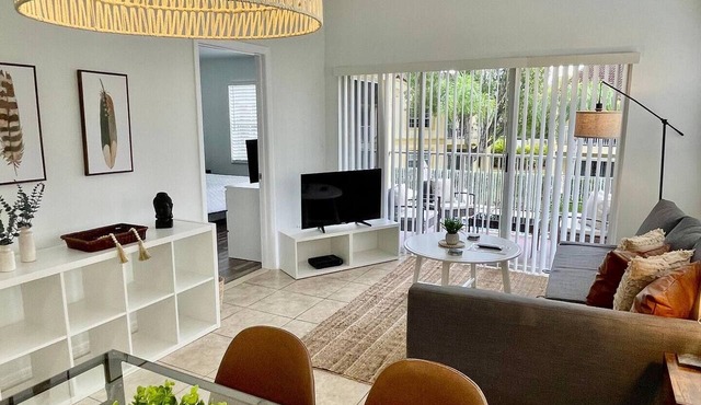 310D - Boca Retreat w/Pool, Parking, Near Evert Tennis & Shops