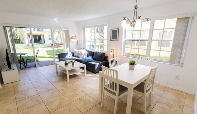 320B - Boca Retreat w/Pool, Parking, Near Evert Tennis & Shops