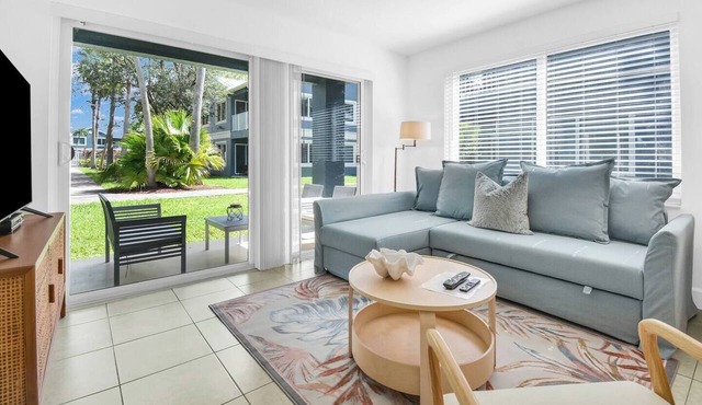 350B - Boca Retreat w/Pool, Parking, Near Evert Tennis & Shops