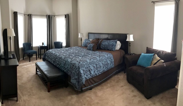 3BR/2BA Spacious, NE Heights, Excellent mountain views, minutes from downtown