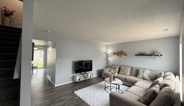 3BR, Entire townhome | Parking | Near QE2, shopping malls | 10min to YEG airport