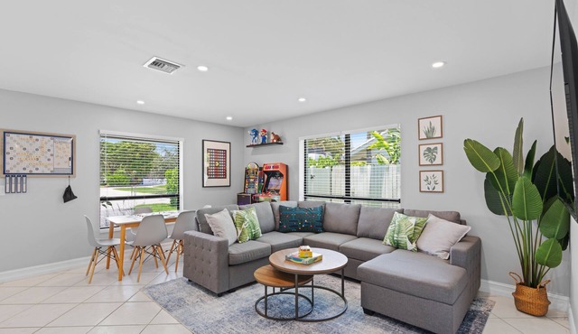 3BR - Mile to Beach -Near FAU - Outdoor Games- Arcades -Coffee Bar- Pet Friendly