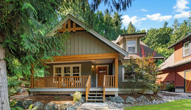 4 Bed Cottage at Cultus + Pool & Private Hot Tub