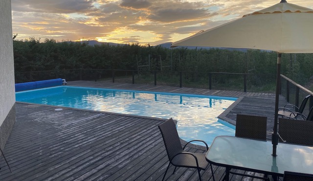 4 bed house, on Orchard with pool!