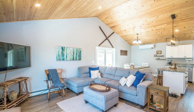 4-bedroom dog friendly house with Hot Tub, AC, WiFi, TV. Enjoy a cozy stay.