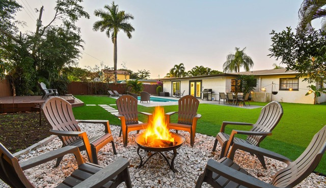4 Bedroom Pool Oasis. Close to great Beaches & Baseball