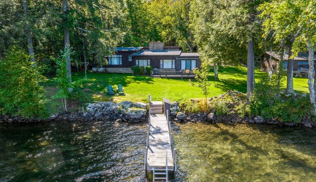 4 Bedroom Waterfront Home With Beatutiful Lake and Mountain Views