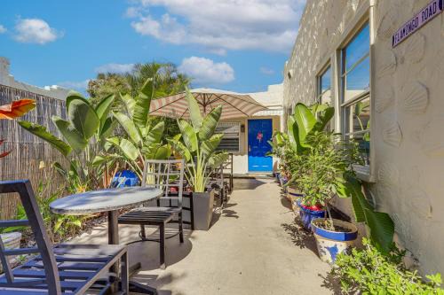 4 Mi to Palm Beach: Cozy Cottage w/Patio