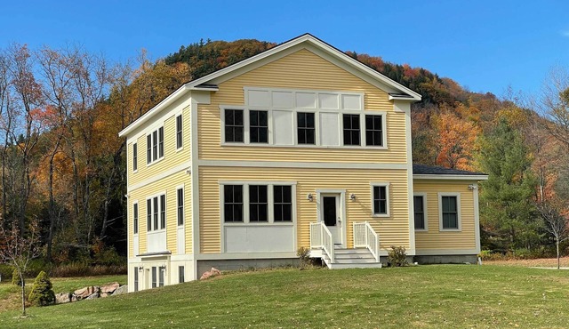 4-Season Getaway: Fantastic Location & Views!