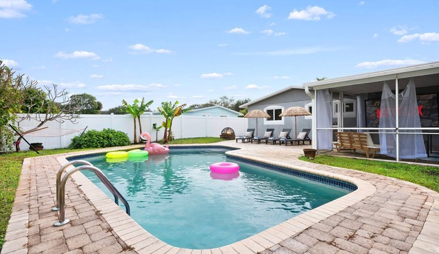 4BD w/Heated Pool, Game Room & BBQ - Beach Nearby