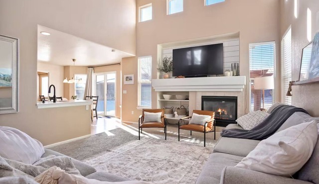 4BR w/Theater Room & EV Charger! Fam Friendly!