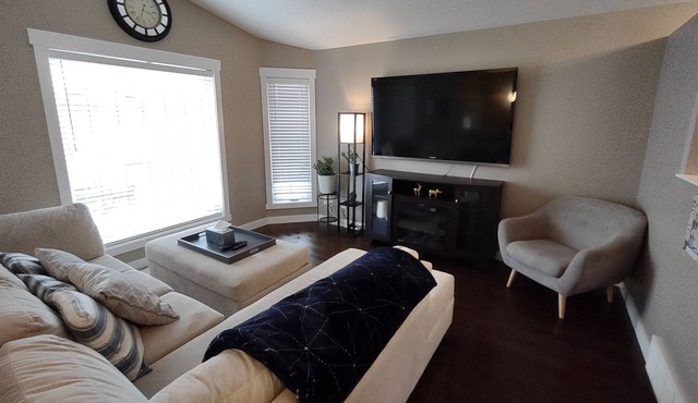 5 Bedroom Home - Fully Stocked, Clean & Pet Friendly!