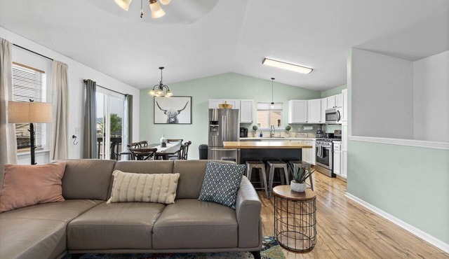 5 Beds, Hot Tub, Fenced backyard