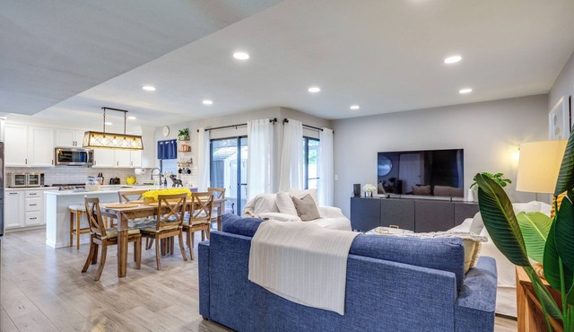 5 Mi to Beach: Jupiter Townhome w/Pool Access