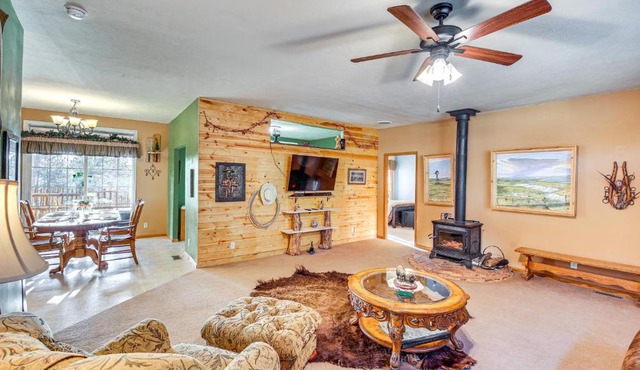 5 Mi to Town: Mtn-View Gem w/Deck in Hot Springs
