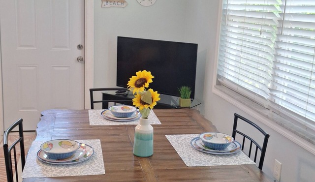 5 O'Clock Somewhere getaway-Walk/Bike to Beach,Shops ,Fenced private doggie area