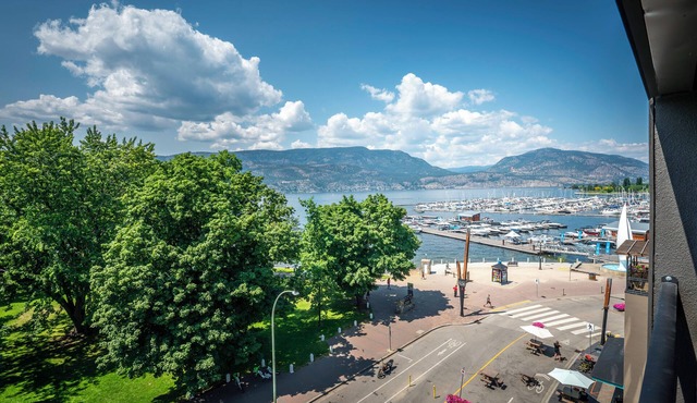 5 Star Penthouse Condo with 2 beds on the Lakefront Downtown Kelowna