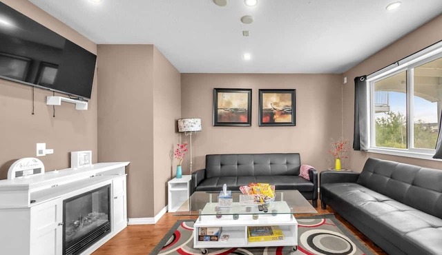 52-3 Bed Suite on Lake Central A/C By Airport