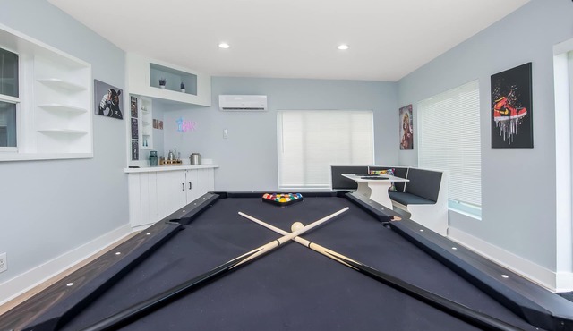 5BR Ashe Oasis: WiFi, Parking, Near Beach, Game Room, Hot Tub + Free Coffee