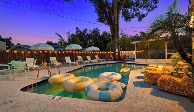 5BR~Huge Backyard~Minigolf~Heated Pool~Outdoor Projector~Gameroom~FIOS WiFi