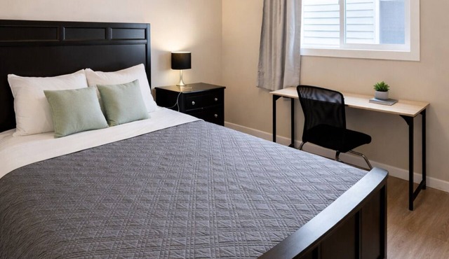 5BR2BA Suite with Work Place near YYC 1 Min Walk to Bus Stop
