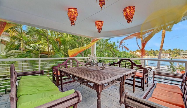 6BR/4.5 BTH Waterfront Paradise