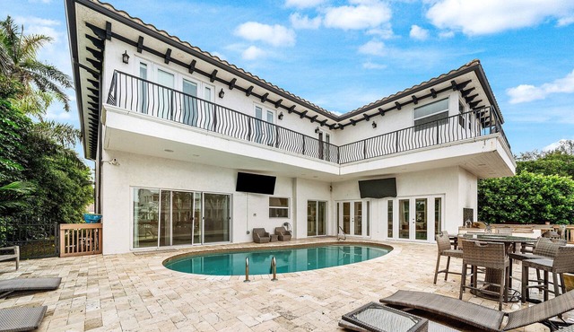 6BR Delray Beach Villa; 100 yards to the Public Beach; & 1 mile to Atlantic Ave