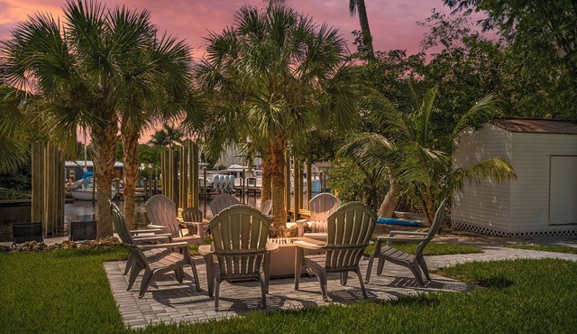 7 bedroom waterfront home! Dock slip included &Paddleboards, Kayaks, Firepits