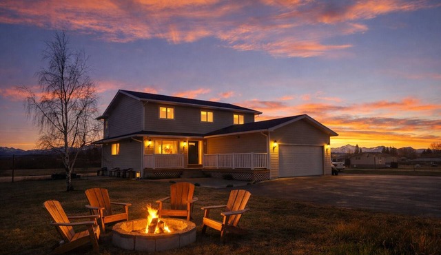 7BR Sleeps 16 | 2 Kitchens | Hot Tub + Sauna | 15 Min to Waterton