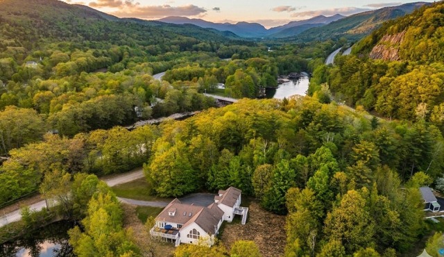 9 BD Riverside Estate, Sleeps 24. Theater, Pool Table, Firepits, Dual Kitchens!
