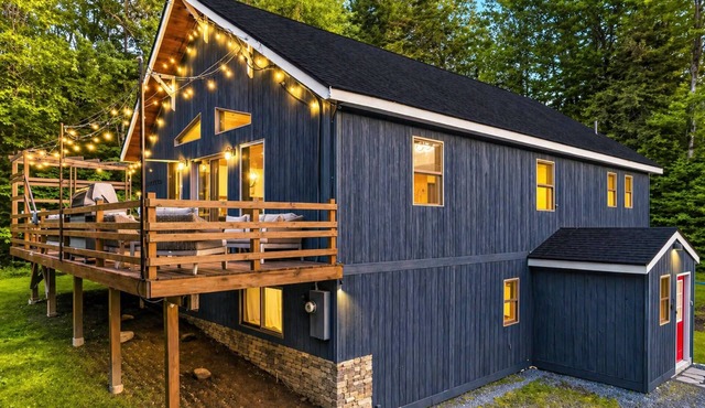 A Charming Chalet with Hot Tub 1 Mile to Mt. Snow