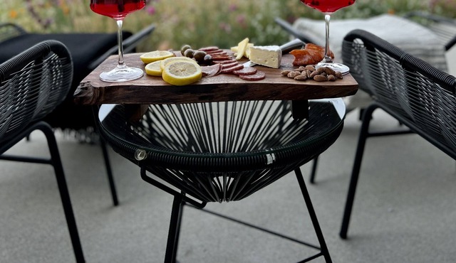 A cyclist, nature lover, or wine-connoisseur's ultimate dream location!!