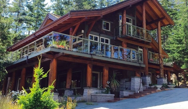 A luxury craftsman haven in the heart of nature