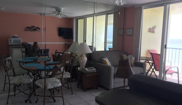 A MILLION DOLLAR VIEW WITH A ROOM. Penthouse Floor. 5 star reviews. 3 beds.