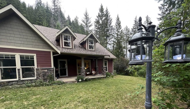 A river runs through it! House on acreage w/hot tub & firepit. Mins to the lake