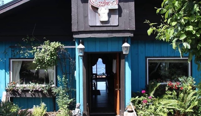 A Serene Guest House Perched Right On The Ocean, Pet Friendly, Central.