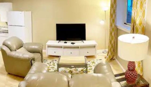 Adorable 1-bedroom place with in-suite laundry