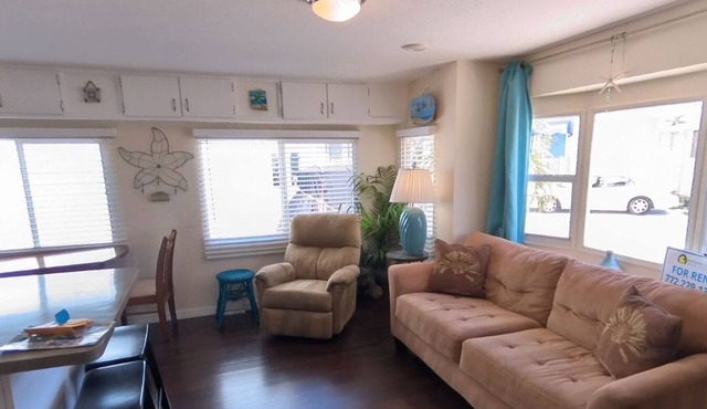 adorable 2 bedroom 2 full bath beach bungalow Located on Nettles Island FL