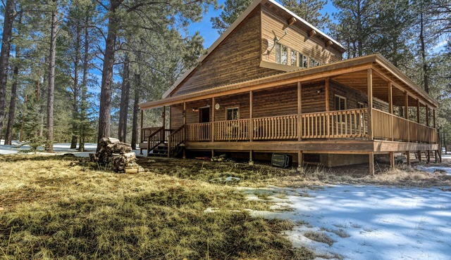 Adorable ski cabin with private hot tub, wood stove, pool table & washer/dryer
