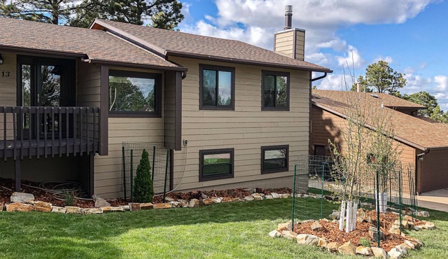 Adventure retreat with fireplace, pool table & children's items - dog-friendly