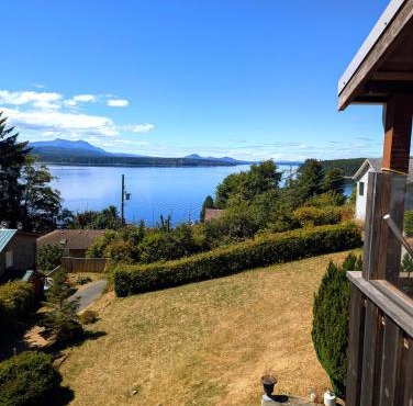 Alert Bay, Spacious Executive Suite with Panoramic Ocean Views