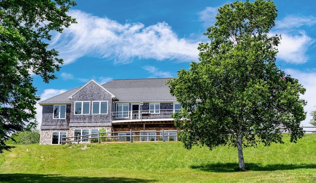 All season private cottage with game room and large fenced yard on North Haven