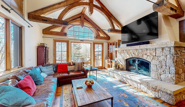 All-suite home with hot tub, patio, grill, chef's kitchen, fireplace, & W/D
