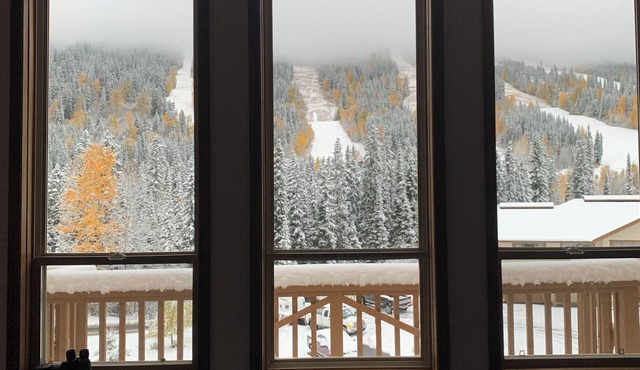 Amazing Mtn view chalet, walk to village, ski-in/bus out, private hot tub